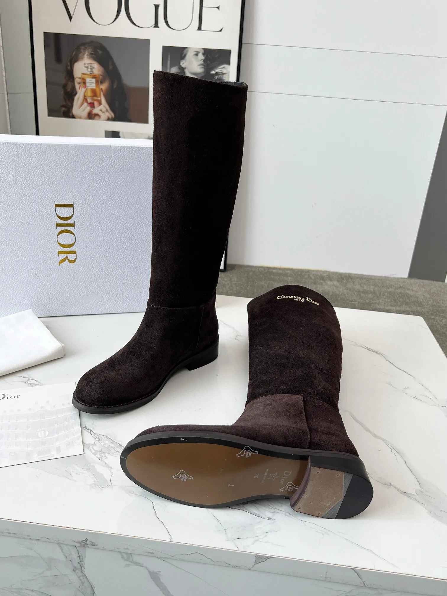 👟👟Ex-factory price 820👟👟 Dior 2025ss retro British style brogue new knight boots 👢👢 萱-shaped versatile thin feet yyds. The shape is three-dimensional and full, handsome and comfortable on the feet. A very retro style, full of aura single product, very novel design style, perfect details, cool and trendy 💯 trendy outsole, Inner lining: beef ribs Size: 35-40 (customized size 40-41)